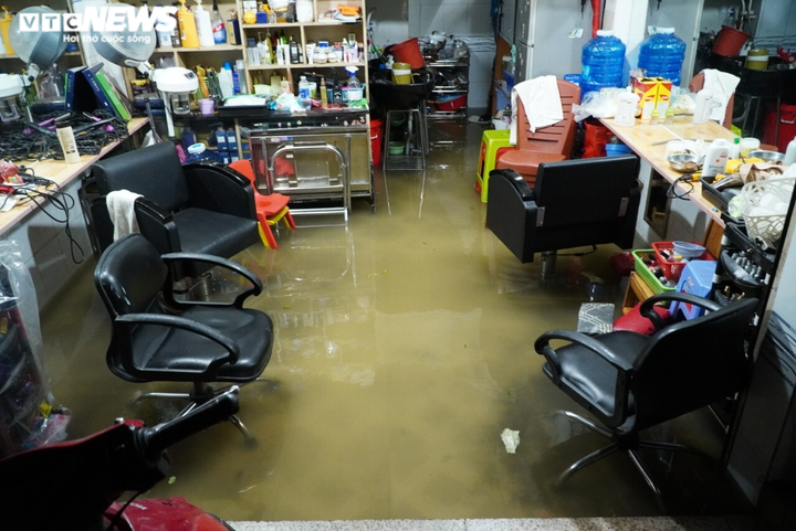 Ảnh: Triều cường đạt đỉnh, người dân TP.HCM hì hục tát nước ra khỏi nhà - 7