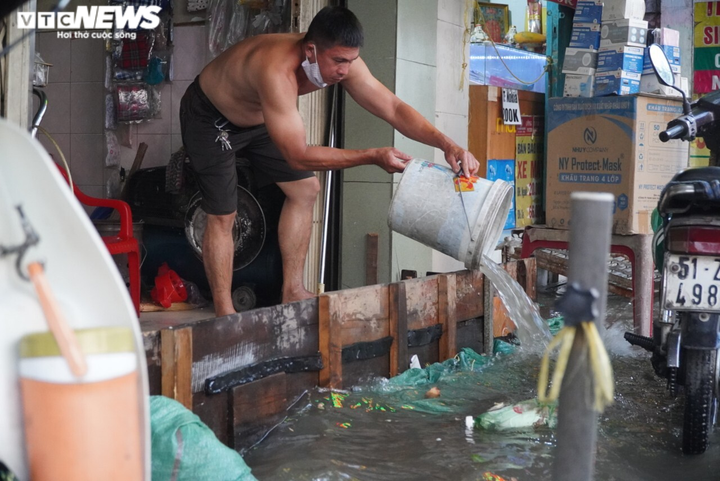 Ảnh: Triều cường đạt đỉnh, người dân TP.HCM hì hục tát nước ra khỏi nhà - 5