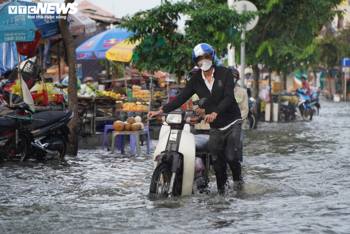Ảnh: Triều cường đạt đỉnh, người dân TP.HCM hì hục tát nước ra khỏi nhà - 9