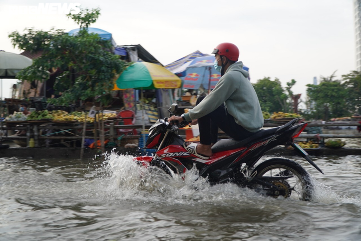 Ảnh: Triều cường đạt đỉnh, người dân TP.HCM hì hục tát nước ra khỏi nhà - 10