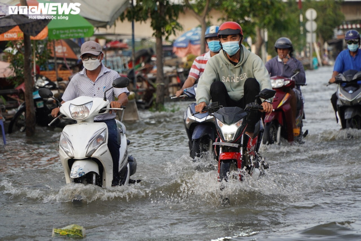 Ảnh: Triều cường đạt đỉnh, người dân TP.HCM hì hục tát nước ra khỏi nhà - 3