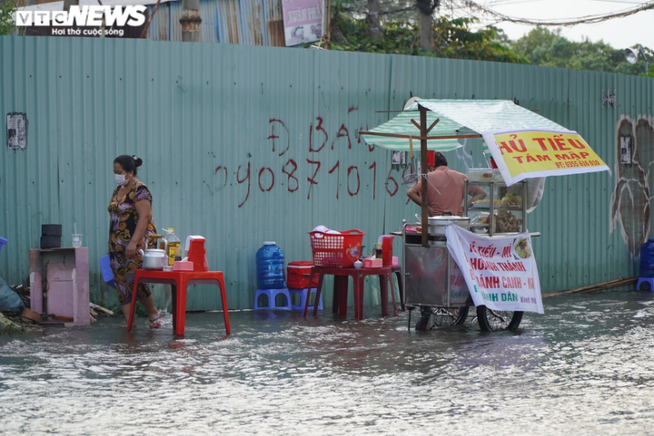 Ảnh: Triều cường đạt đỉnh, người dân TP.HCM hì hục tát nước ra khỏi nhà - 4