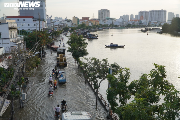 Ảnh: Triều cường đạt đỉnh, người dân TP.HCM hì hục tát nước ra khỏi nhà - 1