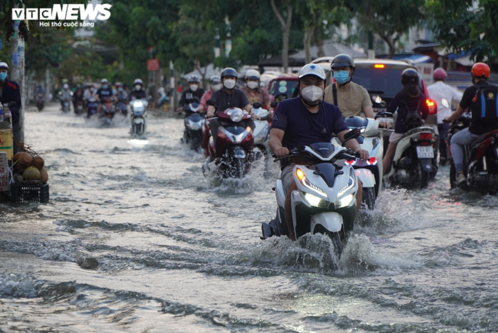 Ảnh: Triều cường đạt đỉnh, người dân TP.HCM hì hục tát nước ra khỏi nhà - 11