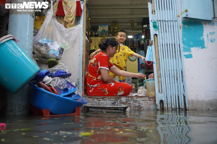 Ảnh: Triều cường đạt đỉnh, người dân TP.HCM hì hục tát nước ra khỏi nhà - 8