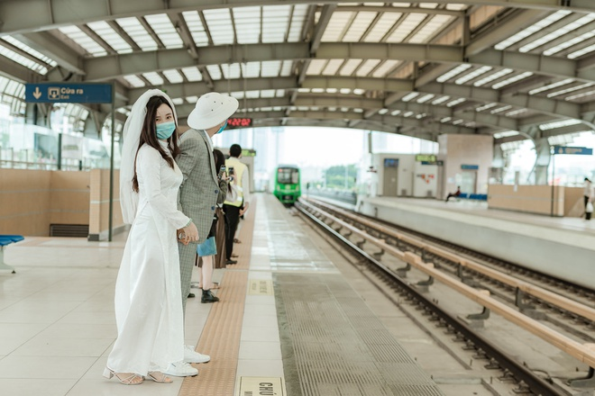Đôi trẻ chụp ảnh cưới ở ga Cát Linh - Hà Đông ngay buổi chạy đầu tiên - 2