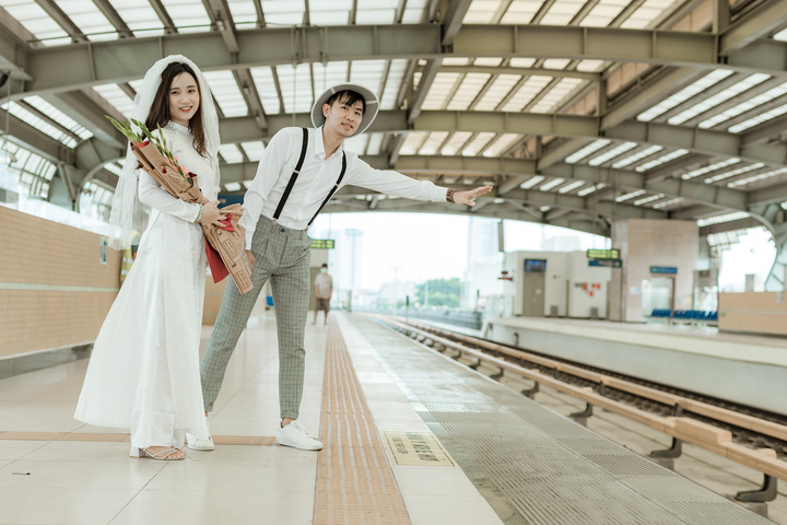 chụp ảnh cưới ở ga tàu Cát Linh - Hà Đông ảnh 3 Đôi trẻ chụp ảnh cưới ở ga Cát Linh - Hà Đông ngay buổi chạy đầu tiên - 3