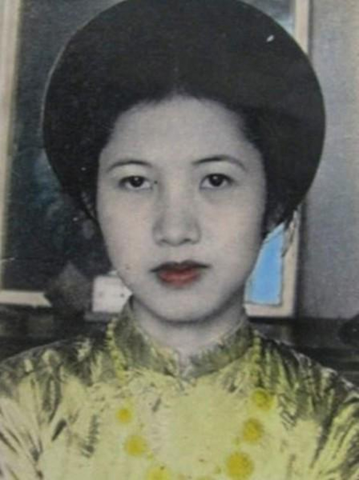 Giai nhân áo đen Hà thành và giai thoại ăn thịt gà được thưởng kim cương - 2