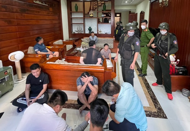 Triệt phá đường dây đánh bạc gần 14 nghìn tỷ đồng - 1
