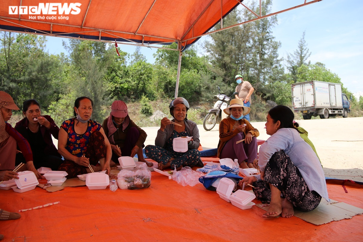 Dân 'chết mòn' bên lò luyện thép Hòa Phát Dung Quất: Đi không được, ở không xong - 6