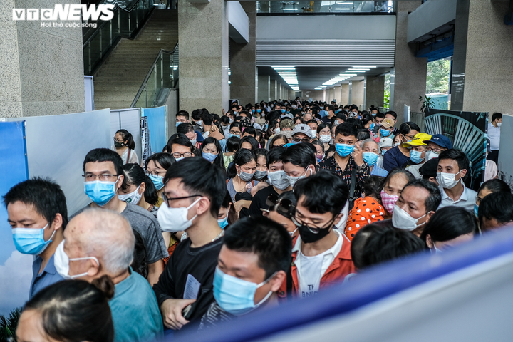 Dịch bệnh phức tạp, biển người vẫn xếp hàng chờ đi tàu Cát Linh - Hà Đông - 2