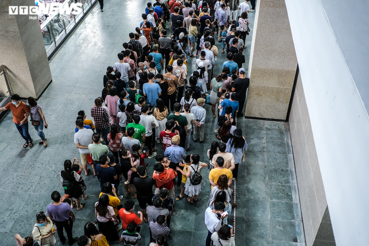 Dịch bệnh phức tạp, biển người vẫn xếp hàng chờ đi tàu Cát Linh - Hà Đông - 3