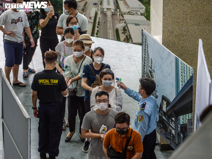 Dịch bệnh phức tạp, biển người vẫn xếp hàng chờ đi tàu Cát Linh - Hà Đông - 6