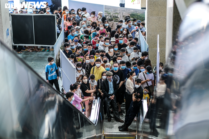 Dịch bệnh phức tạp, biển người vẫn xếp hàng chờ đi tàu Cát Linh - Hà Đông - 1