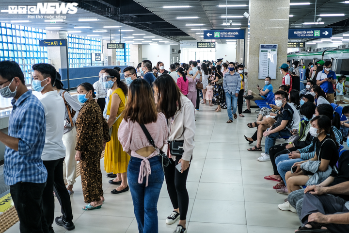 Dịch bệnh phức tạp, biển người vẫn xếp hàng chờ đi tàu Cát Linh - Hà Đông - 11
