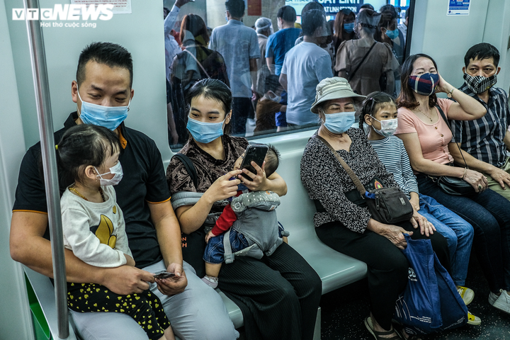 Dịch bệnh phức tạp, biển người vẫn xếp hàng chờ đi tàu Cát Linh - Hà Đông - 10