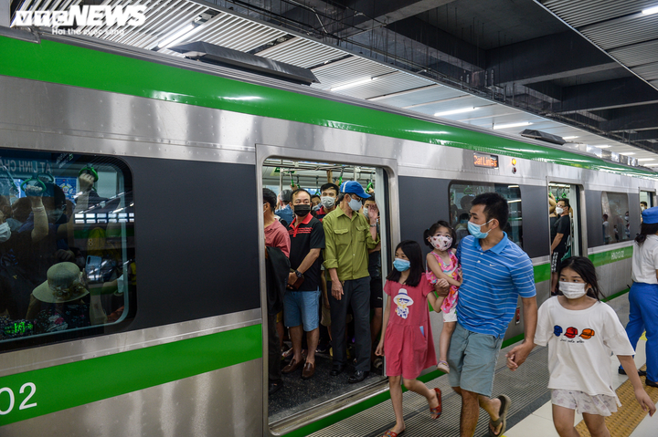 Dịch bệnh phức tạp, biển người vẫn xếp hàng chờ đi tàu Cát Linh - Hà Đông - 8