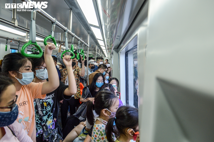 Dịch bệnh phức tạp, biển người vẫn xếp hàng chờ đi tàu Cát Linh - Hà Đông - 9