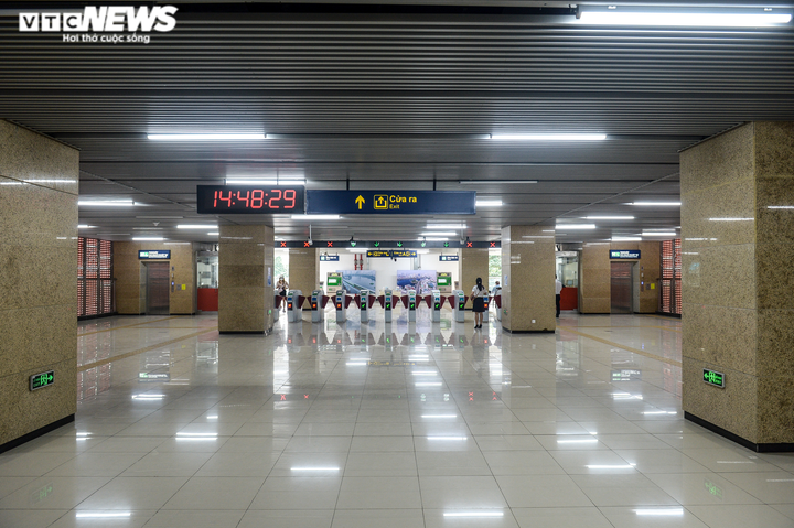 Dịch bệnh phức tạp, biển người vẫn xếp hàng chờ đi tàu Cát Linh - Hà Đông - 13