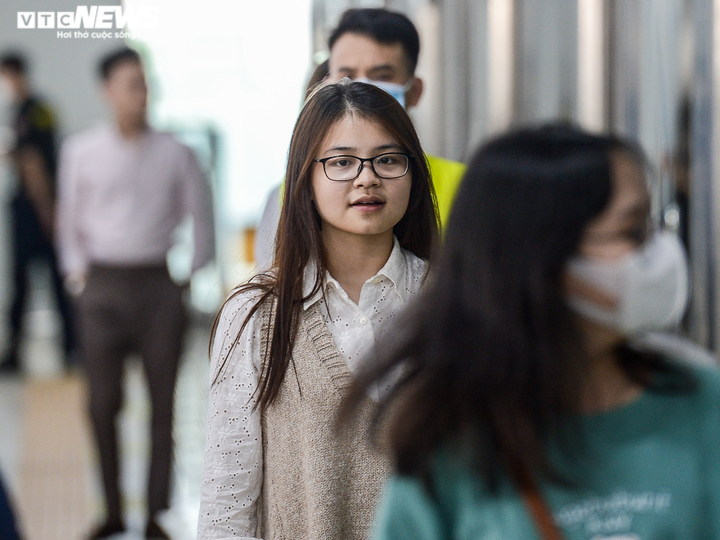 Dịch bệnh phức tạp, biển người vẫn xếp hàng chờ đi tàu Cát Linh - Hà Đông - 5