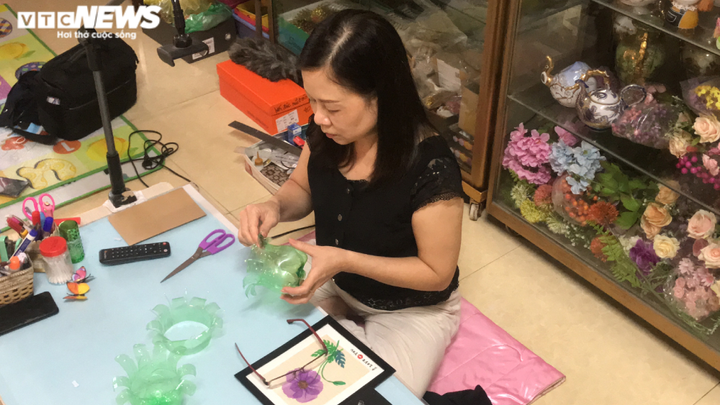 Người phụ nữ 'hô biến' rác thải nhựa, túi nilon thành sản phẩm độc lạ - 10