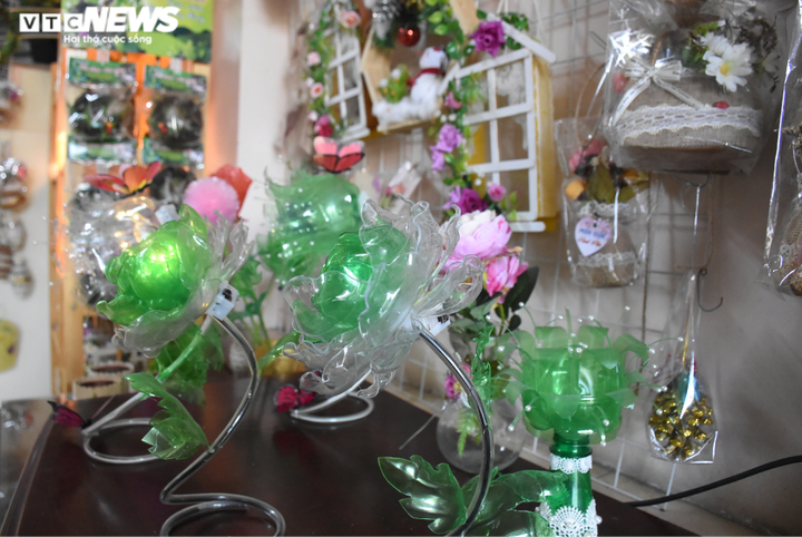 Người phụ nữ 'hô biến' rác thải nhựa, túi nilon thành sản phẩm độc lạ - 5