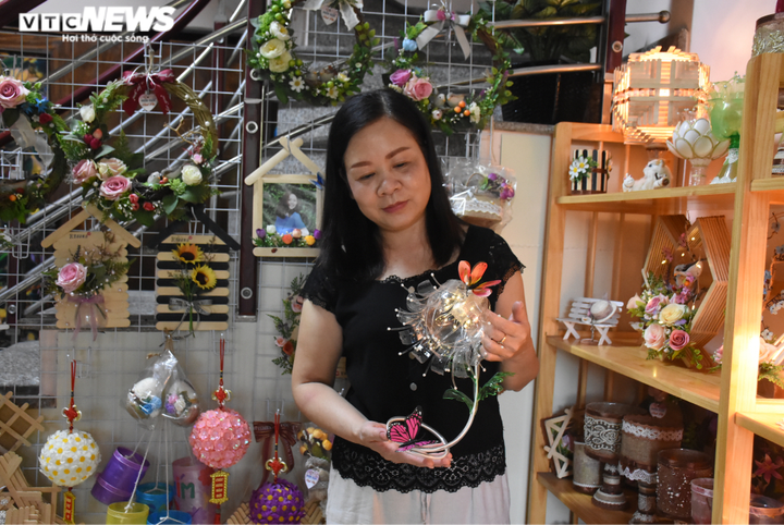 Người phụ nữ 'hô biến' rác thải nhựa, túi nilon thành sản phẩm độc lạ - 11