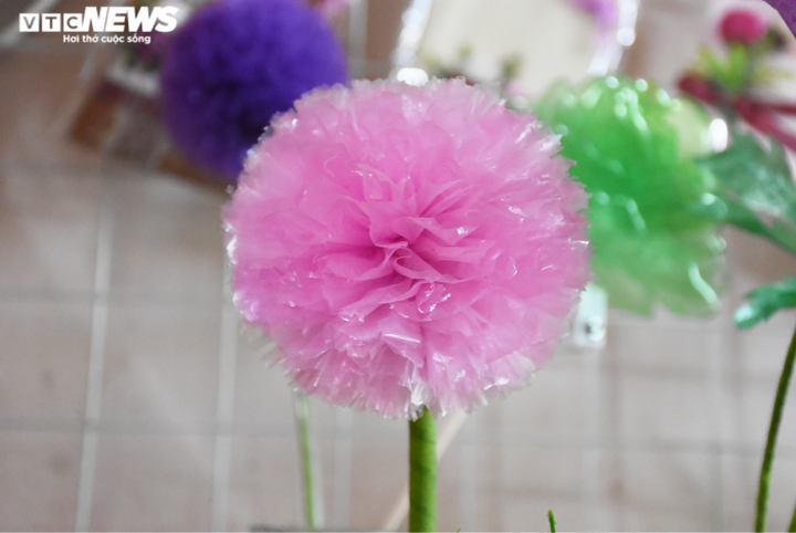 Người phụ nữ 'hô biến' rác thải nhựa, túi nilon thành sản phẩm độc lạ - 7