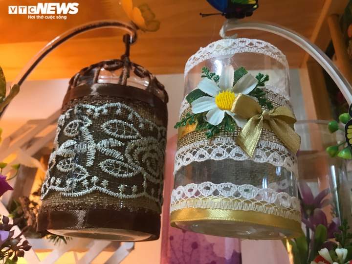 Người phụ nữ 'hô biến' rác thải nhựa, túi nilon thành sản phẩm độc lạ - 6