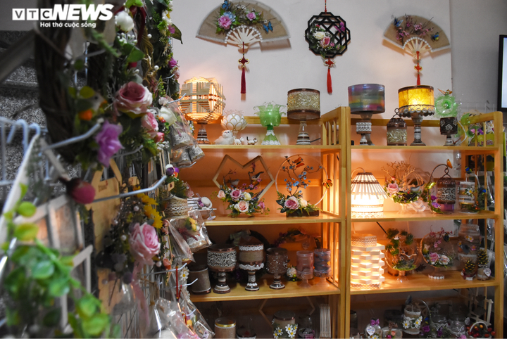 Người phụ nữ 'hô biến' rác thải nhựa, túi nilon thành sản phẩm độc lạ - 12