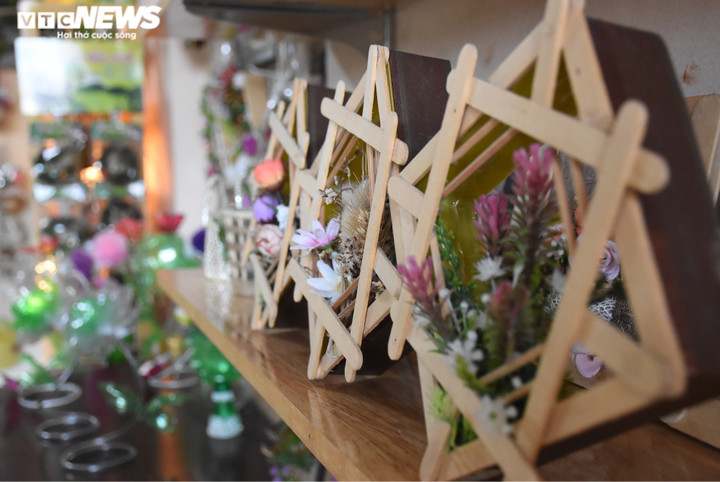 Người phụ nữ 'hô biến' rác thải nhựa, túi nilon thành sản phẩm độc lạ - 8