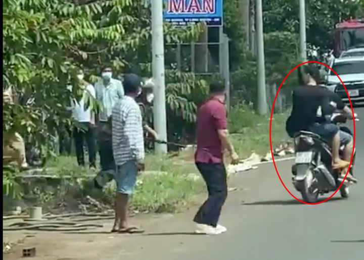 Video: Nghẹt thở cảnh công an khống chế tên cướp mang súng bắt con tin - 1