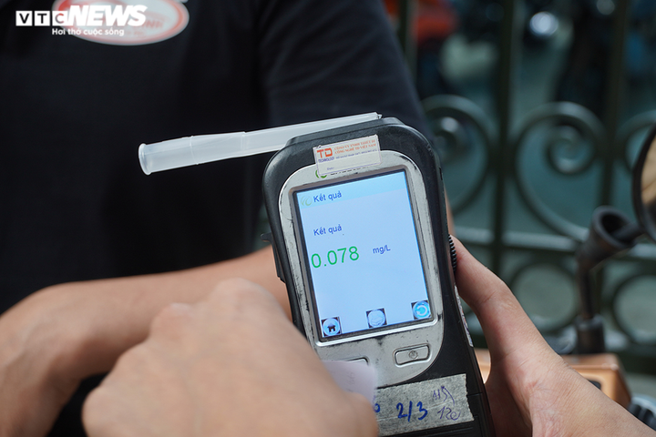 Uống một cốc bia, bị giữ xe và tước giấy phép 11 tháng - 3