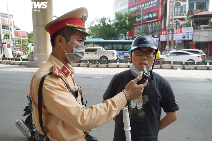 Uống một cốc bia, bị giữ xe và tước giấy phép 11 tháng - 9