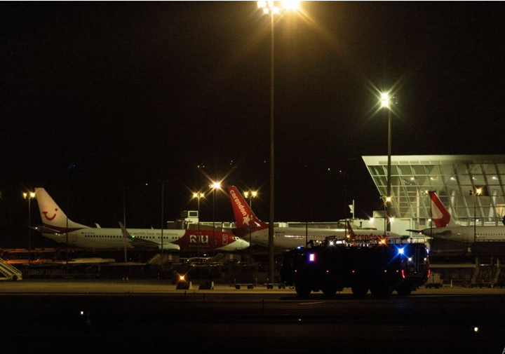 Giúp người nhập cảnh chui, hành khách 'diễn kịch' buộc máy bay hạ cánh khẩn cấp - 1