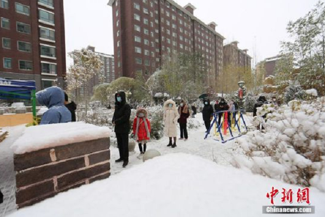 Dịch COVID-19 tiếp tục lan rộng, dân Trung Quốc đội tuyết đi xét nghiệm - 1