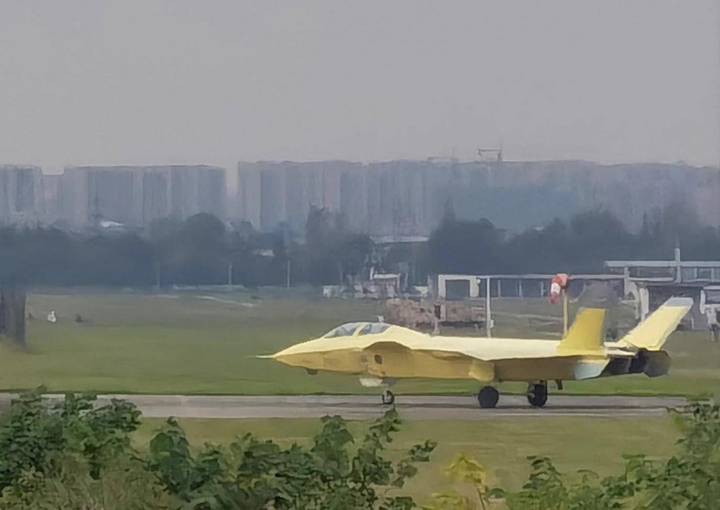 Trung Quốc thử nghiệm tiêm kích tàng hình 2 chỗ ngồi đầu tiên trên thế giới - 1