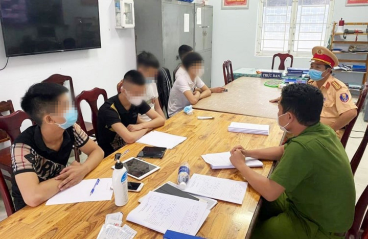 Chốt kiểm dịch COVID-19 bắt nhóm thanh niên mở 'tiệc ma túy' thâu đêm - 1