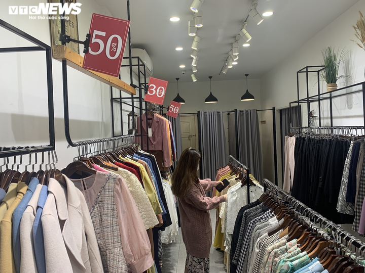 Khách 'ngại' mua sắm, cửa hàng thời trang, trung tâm thương mại Hà Nội vắng tanh - 1