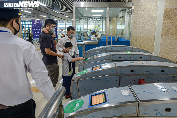 Ảnh: Nhân viên công sở bỏ ô tô, đi làm bằng tàu điện Cát Linh - Hà Đông - 4