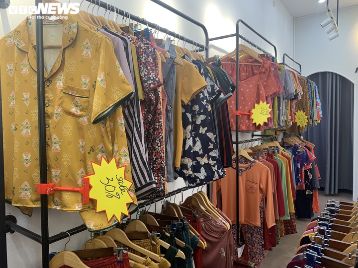 Khách 'ngại' mua sắm, cửa hàng thời trang, trung tâm thương mại Hà Nội vắng tanh - 6