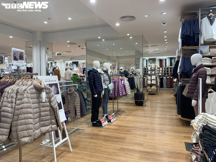 Khách 'ngại' mua sắm, cửa hàng thời trang, trung tâm thương mại Hà Nội vắng tanh - 12