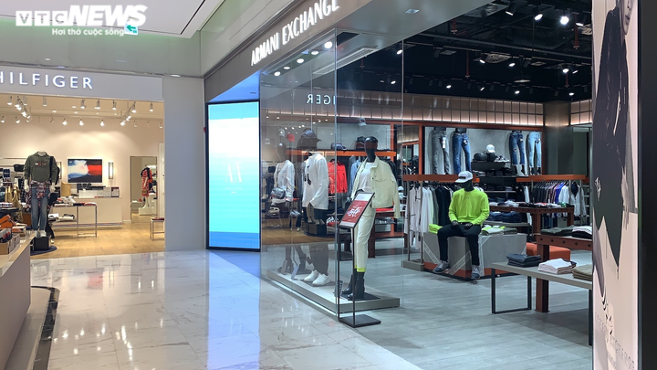 Khách 'ngại' mua sắm, cửa hàng thời trang, trung tâm thương mại Hà Nội vắng tanh - 13