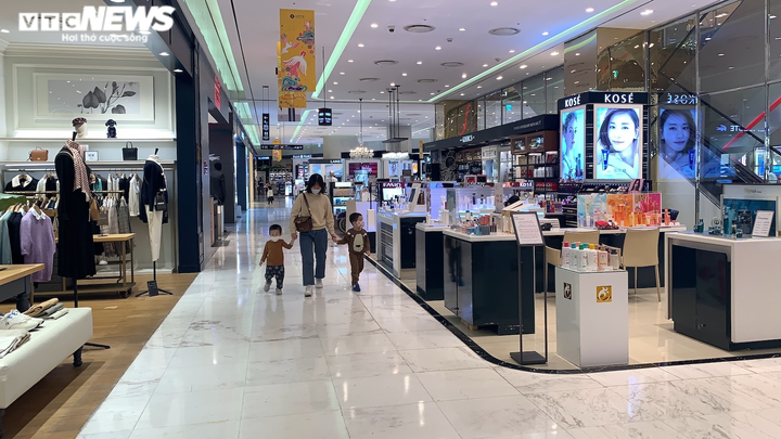 Khách 'ngại' mua sắm, cửa hàng thời trang, trung tâm thương mại Hà Nội vắng tanh - 9