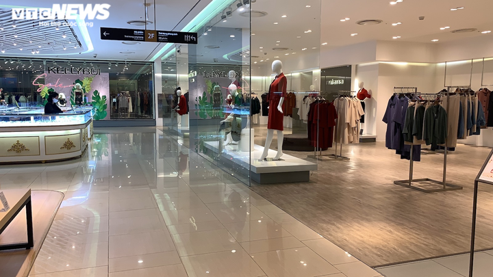 Khách 'ngại' mua sắm, cửa hàng thời trang, trung tâm thương mại Hà Nội vắng tanh - 14