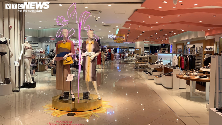 Khách 'ngại' mua sắm, cửa hàng thời trang, trung tâm thương mại Hà Nội vắng tanh - 8