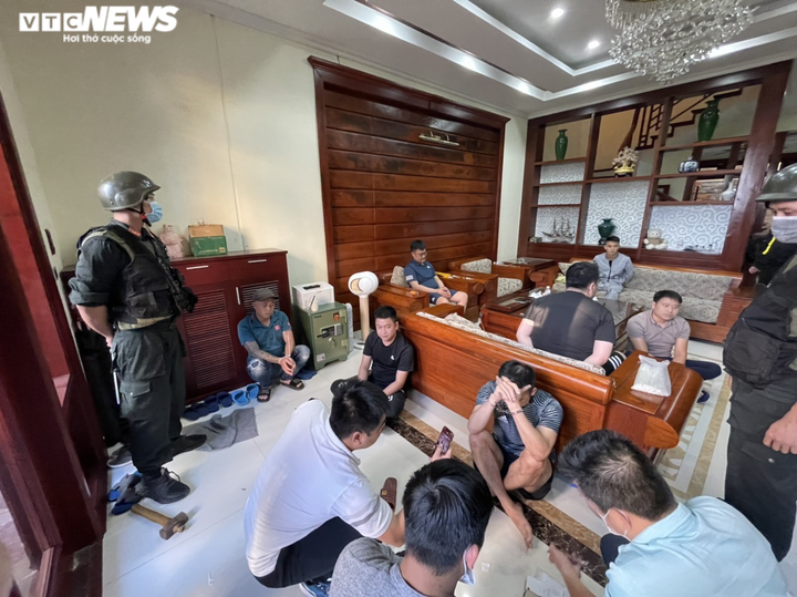 Siêu xe Mercedes Maybach thu giữ trong đường dây đánh bạc 14.000 tỷ là hàng giả - 2