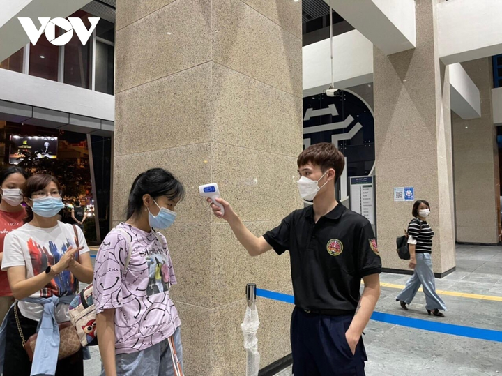 Chen chân trải nghiệm tàu Cát Linh-Hà Đông: Cảnh báo nguy cơ lây nhiễm dịch bệnh - 2