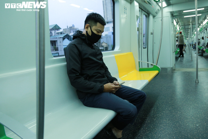 Ảnh: Nhân viên công sở bỏ ô tô, đi làm bằng tàu điện Cát Linh - Hà Đông - 3