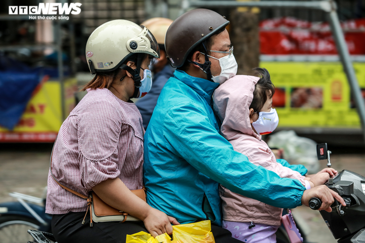 Ảnh: Người Hà Nội co ro trong đợt gió mùa mạnh nhất từ đầu năm - 6